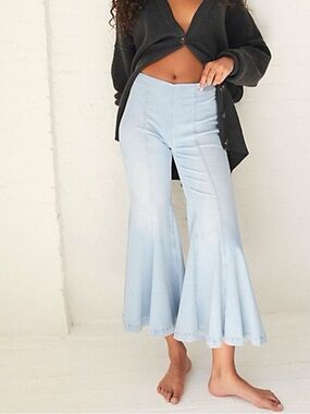 Free People We The Free light wash Cha Cha flare jeans size 26